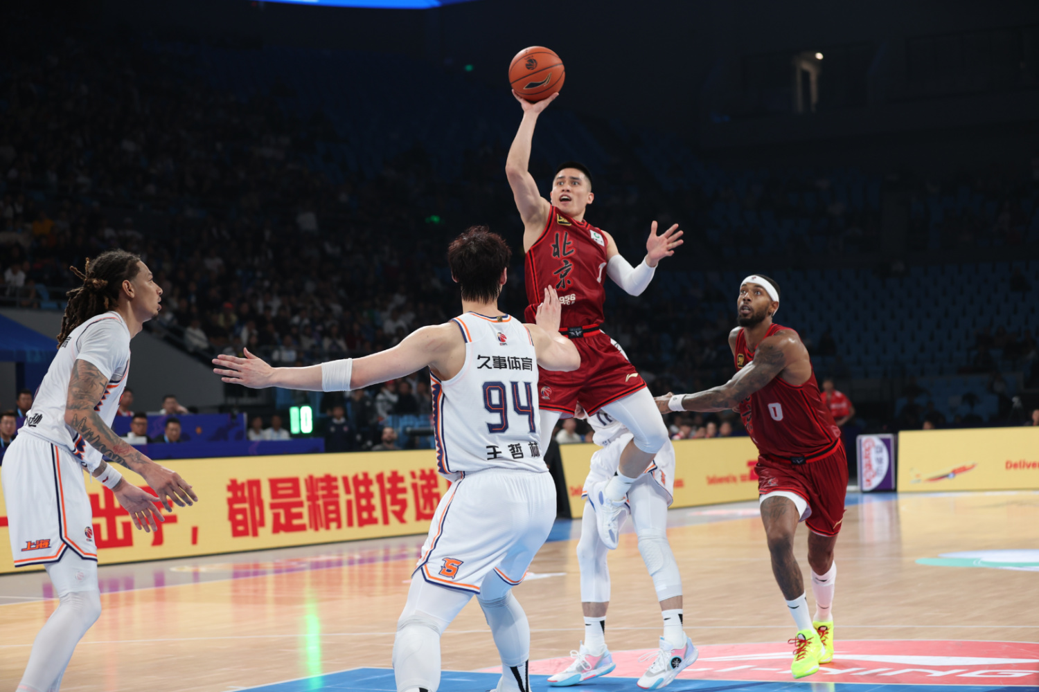 篮板争夺激烈：北京队抢下49个篮板，攻守俱佳！的简单介绍