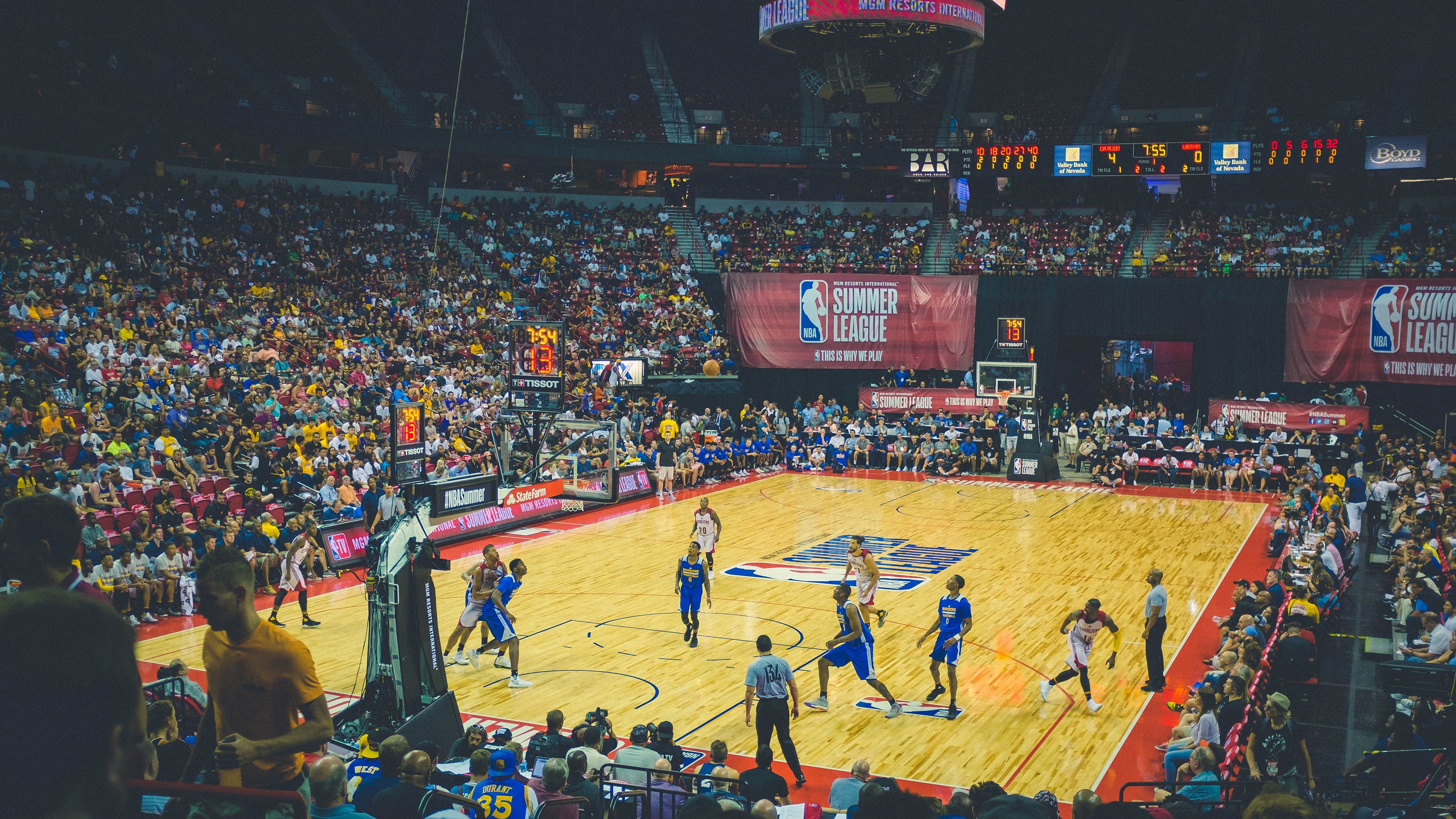 《明星助阵：知名主播加入电竞赛事直播》，电竞 明星赛